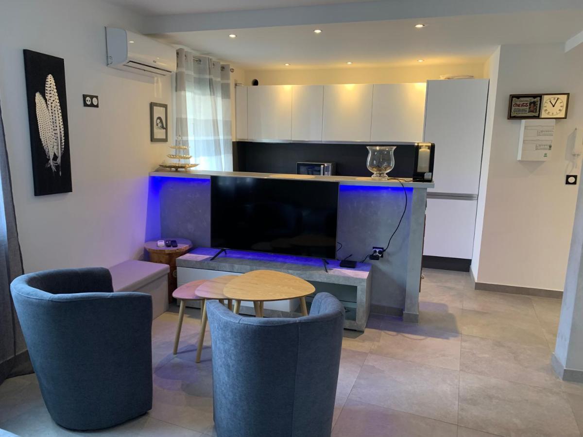 Grand Tres Agreable Avec Bar, Cuisine Et Terrasse * Cagnes-sur-Mer