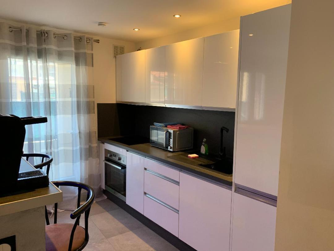 Grand Tres Agreable Avec Bar, Cuisine Et Terrasse * Cagnes-sur-Mer