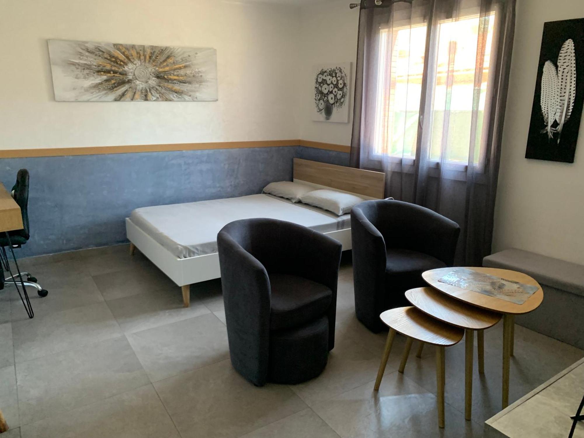 Grand Tres Agreable Avec Bar, Cuisine Et Terrasse Appartement