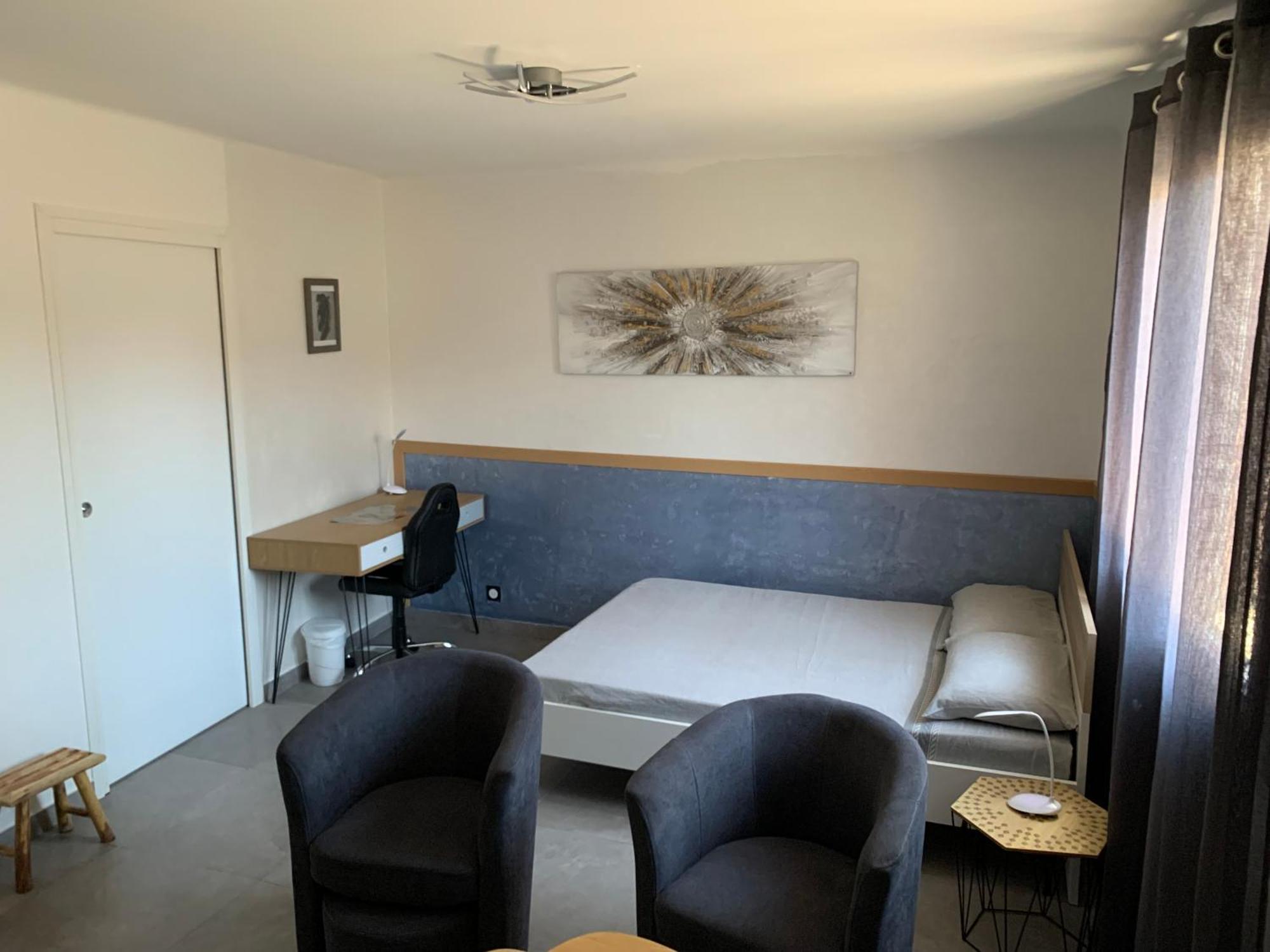 Grand Tres Agreable Avec Bar, Cuisine Et Terrasse